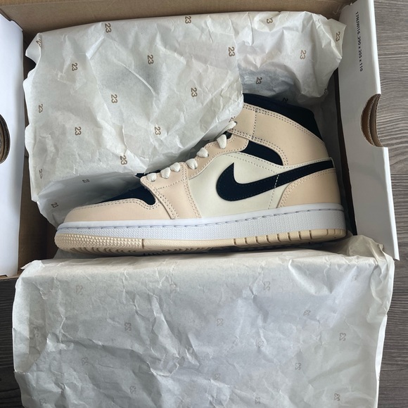 Air Jordan mid 1 barely orange - Picture 2 of 4